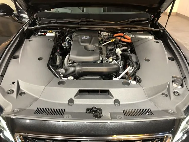 トヨタ　クラウン　セダン　ハイブリッド　４ＷＤ