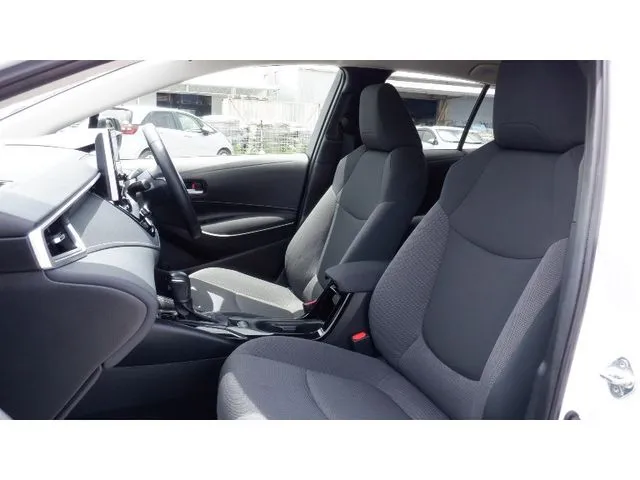 カローラ ツーリング ハイブリッド(トヨタ)の車両写真