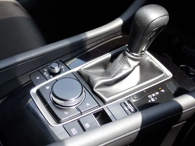 マツダ　ＭＡＺＤＡ３　セダン