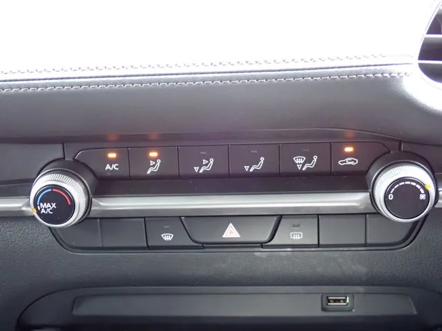 マツダ　ＭＡＺＤＡ３　セダン