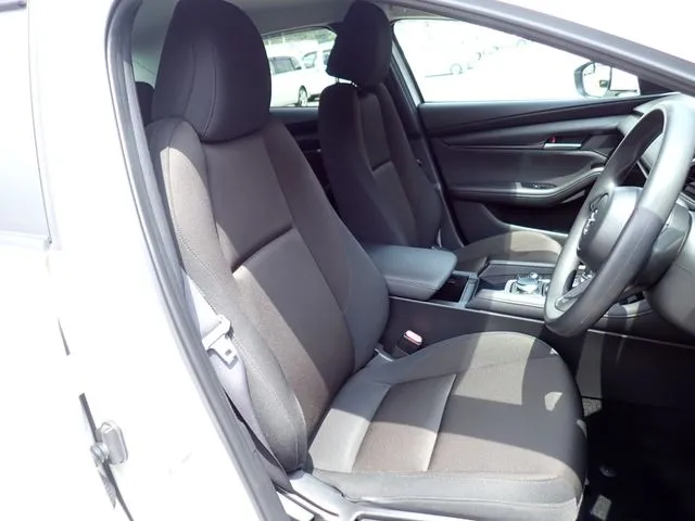 マツダ　ＭＡＺＤＡ３　セダン