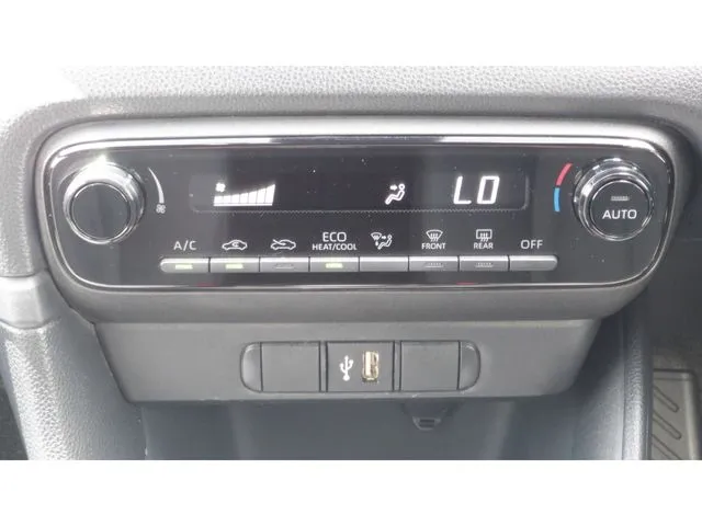 ヤリス ハイブリッド(トヨタ)の車両写真