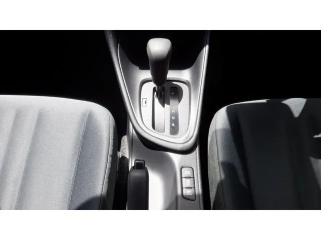 ヤリス ハイブリッド(トヨタ)の車両写真