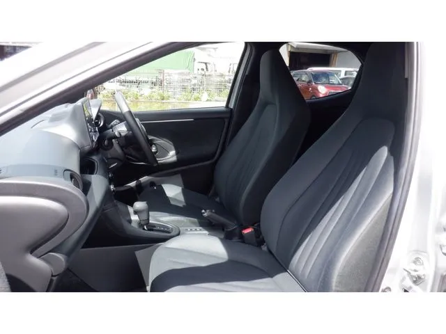 ヤリス ハイブリッド(トヨタ)の車両写真