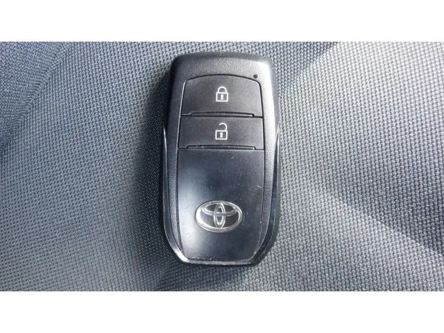 ヤリス ハイブリッド(トヨタ)の車両写真