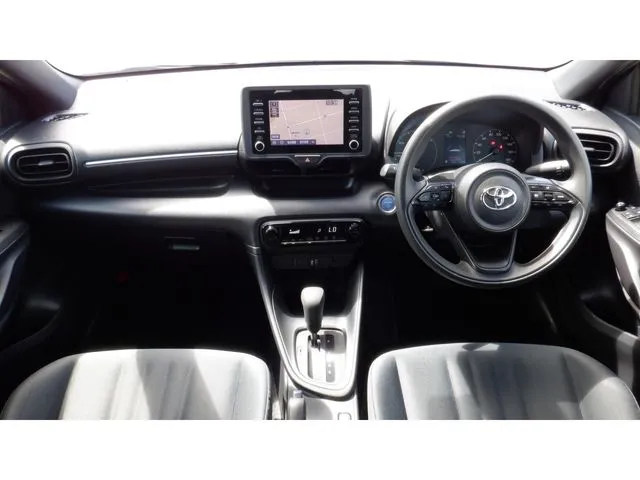 ヤリス ハイブリッド(トヨタ)の車両写真