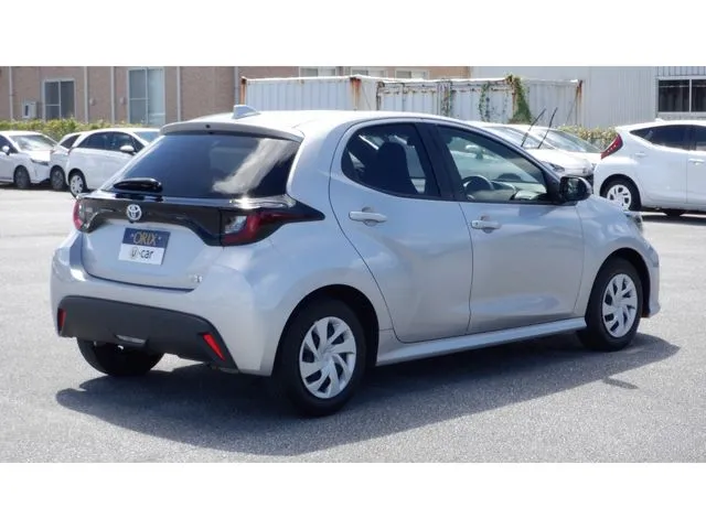 ヤリス ハイブリッド(トヨタ)の車両写真