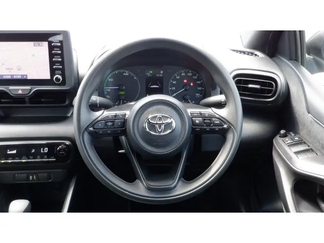 ヤリス ハイブリッド(トヨタ)の車両写真