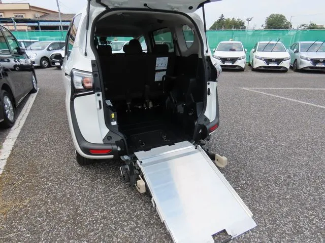 シエンタ(トヨタ)の車両写真