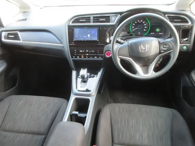 ホンダ　シャトル　ハイブリッド　４ＷＤ