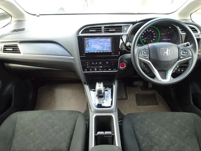 シャトル　ハイブリッド（ホンダ）の車両写真