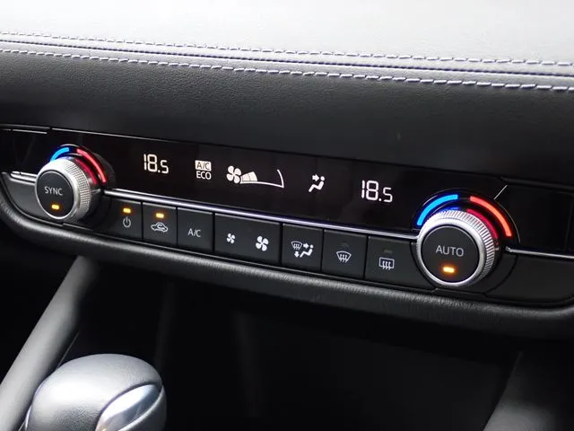 ＭＡＺＤＡ６　セダン（マツダ）の車両写真