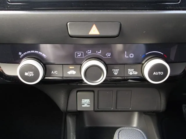 ホンダ　フィット　ｅ：ＨＥＶ　４ＷＤ