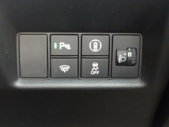 ホンダ　フィット　ｅ：ＨＥＶ　４ＷＤ