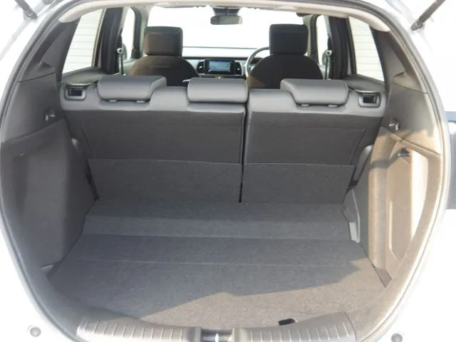 ホンダ　フィット　ｅ：ＨＥＶ　４ＷＤ