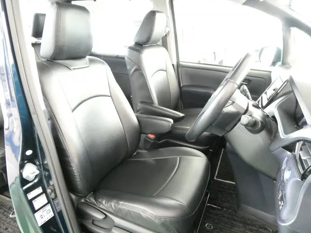 トヨタ　ヴォクシー　ハイブリッド