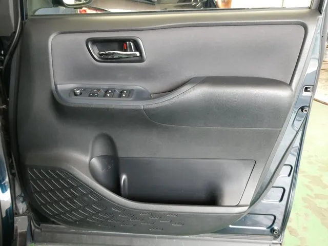 トヨタ　ヴォクシー　ハイブリッド