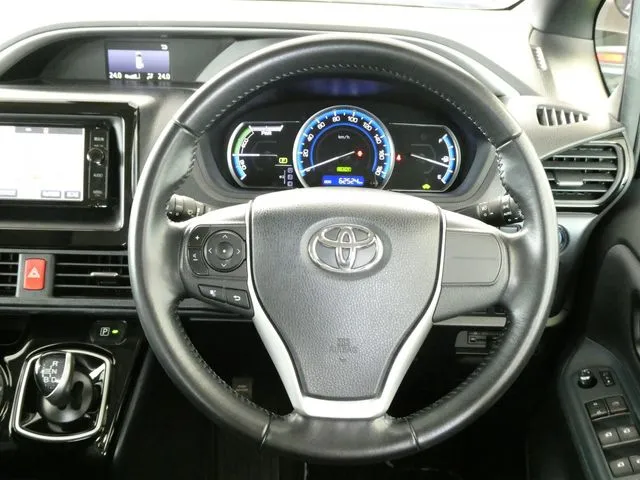 トヨタ　ヴォクシー　ハイブリッド
