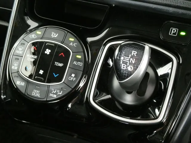 トヨタ　ヴォクシー　ハイブリッド