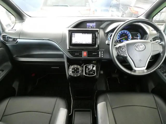 トヨタ　ヴォクシー　ハイブリッド