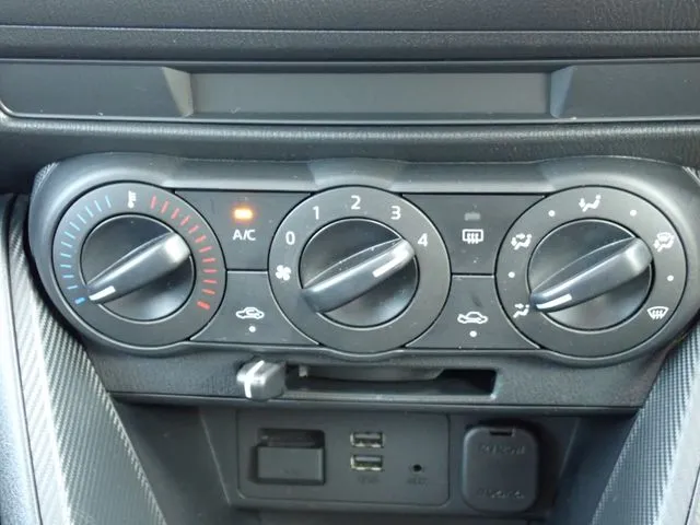 ＭＡＺＤＡ２（マツダ）の車両写真