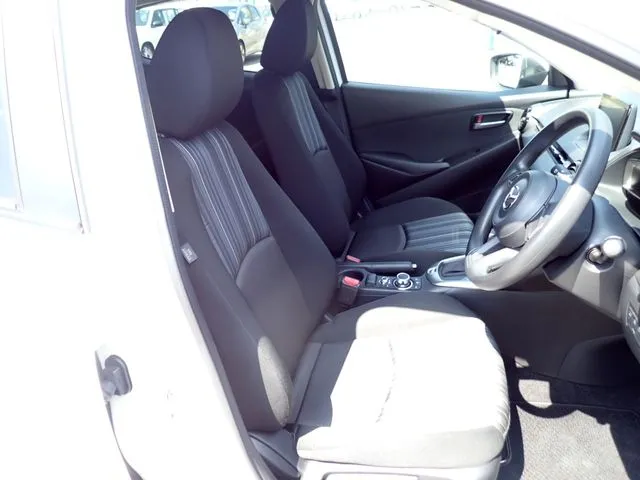 ＭＡＺＤＡ２（マツダ）の車両写真