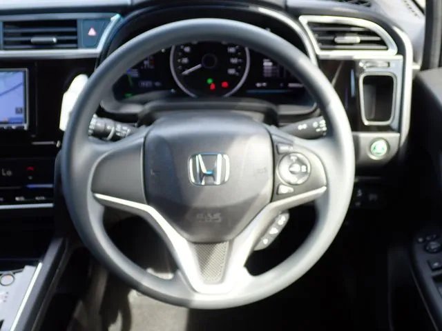 シャトル　ハイブリッド（ホンダ）の車両写真