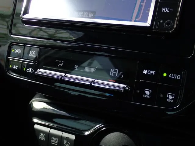 プリウス（トヨタ）の車両写真