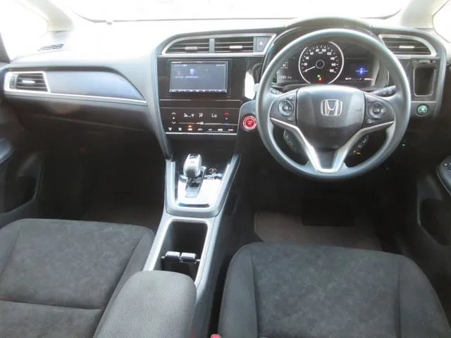 シャトル　ハイブリッド（ホンダ）の車両写真