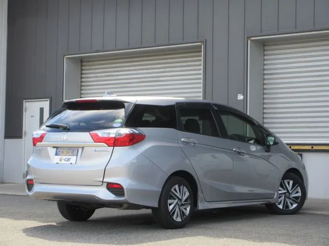 シャトル　ハイブリッド（ホンダ）の車両写真