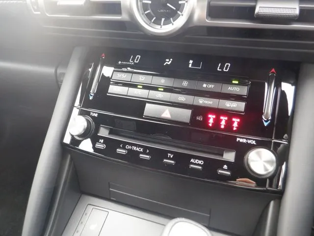 トヨタ　レクサス　ＩＳ３００ｈ