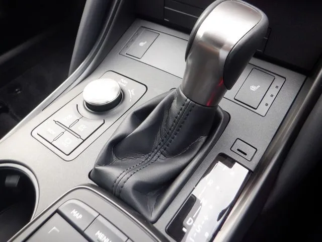 トヨタ　レクサス　ＩＳ３００ｈ