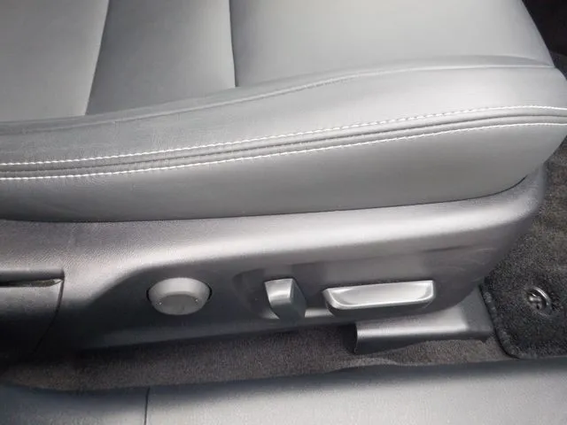 トヨタ　レクサス　ＩＳ３００ｈ