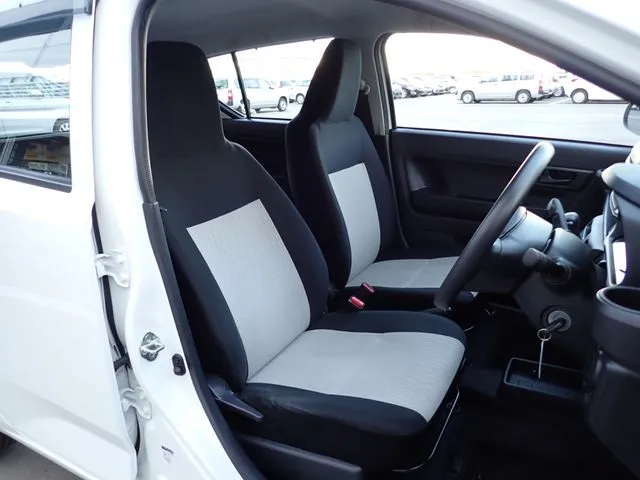 ミラ　イース（ダイハツ）の車両写真