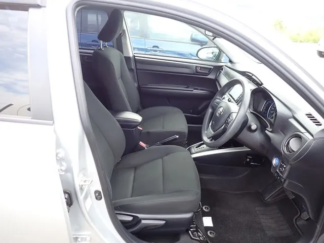 トヨタ　カローラフィールダー　ハイブリッド