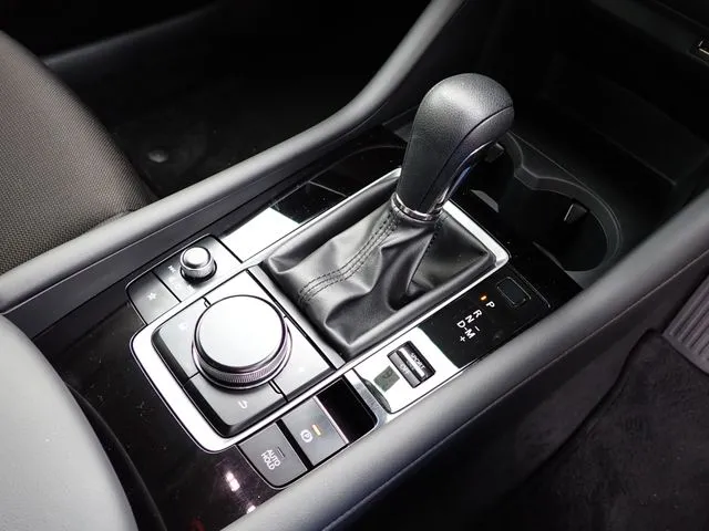 マツダ　ＭＡＺＤＡ３　セダン