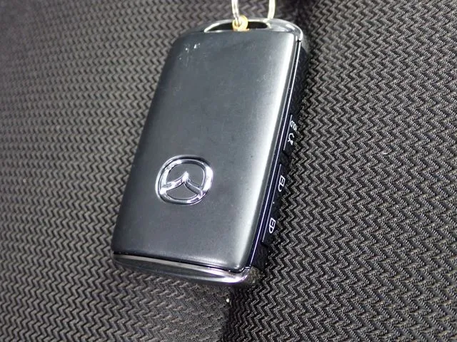 マツダ　ＭＡＺＤＡ３　セダン