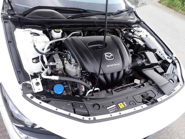 マツダ　ＭＡＺＤＡ３　セダン