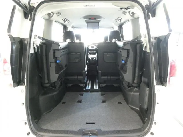 セレナ　Ｓハイブリッド（ニッサン）の車両写真