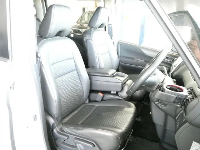 セレナ　Ｓハイブリッド（ニッサン）の車両写真