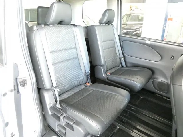 セレナ　Ｓハイブリッド（ニッサン）の車両写真