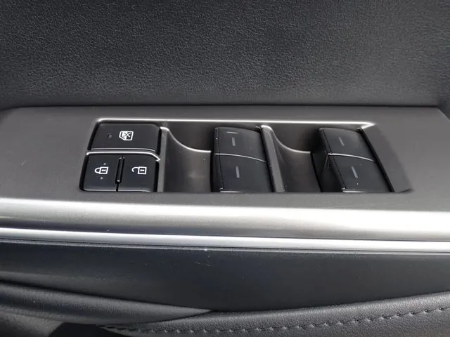 トヨタ　クラウン　セダン　ハイブリッド