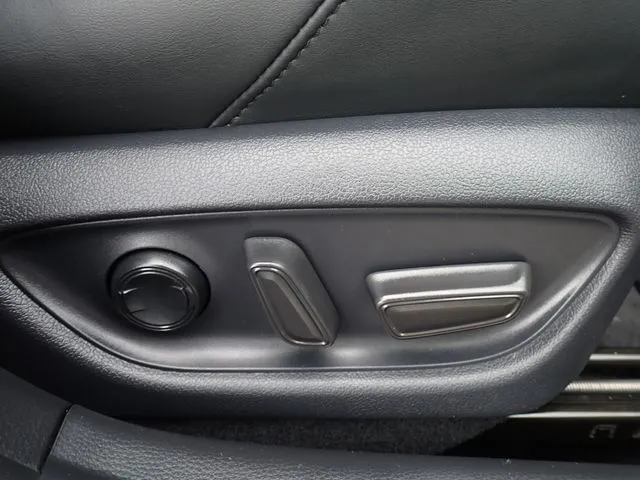 トヨタ　クラウン　セダン　ハイブリッド