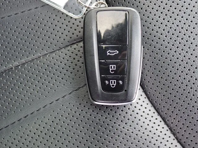 トヨタ　クラウン　セダン　ハイブリッド