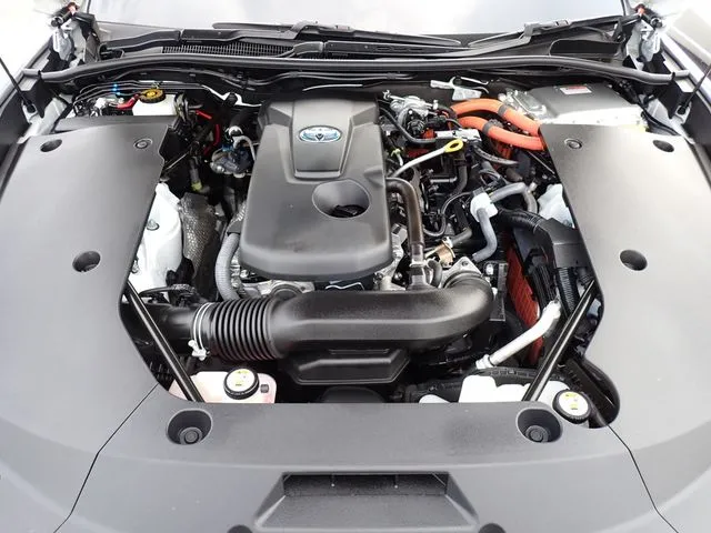 トヨタ　クラウン　セダン　ハイブリッド