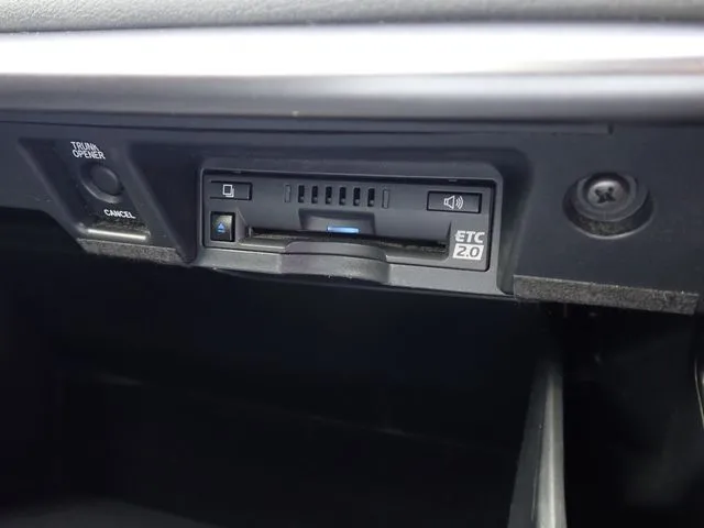 トヨタ　クラウン　セダン　ハイブリッド