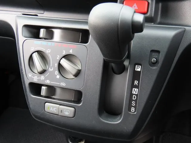 ミラ　イース（ダイハツ）の車両写真