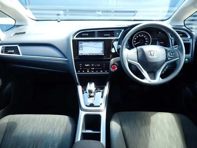 シャトル　ハイブリッド（ホンダ）の車両写真