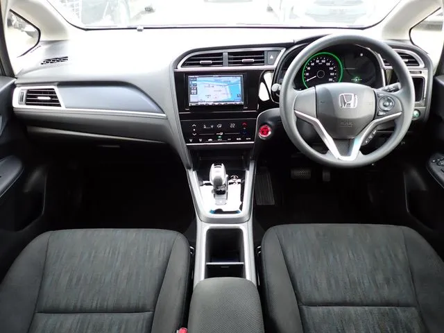 シャトル　ハイブリッド（ホンダ）の車両写真