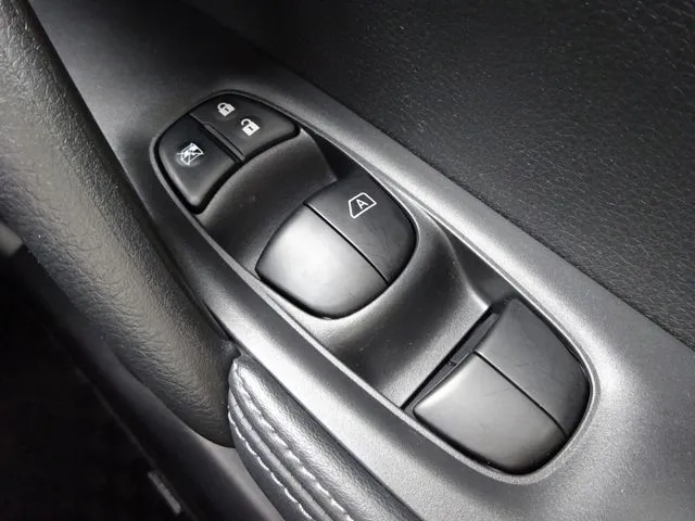 ニッサン　エクストレイル　２ＷＤ